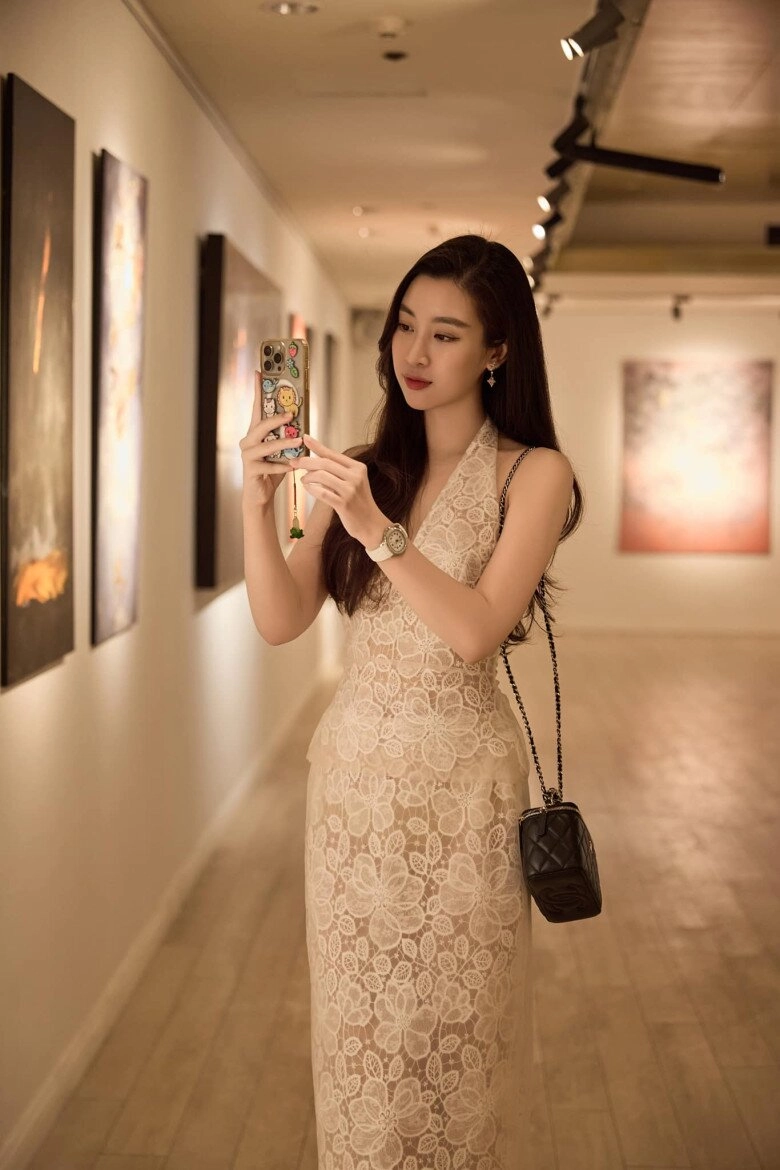 Phong cách ăn mặc kín đáo chuẩn dâu hào môn của hoa hậu đỗ mỹ linh được khen tinh tế ở một điểm - 12