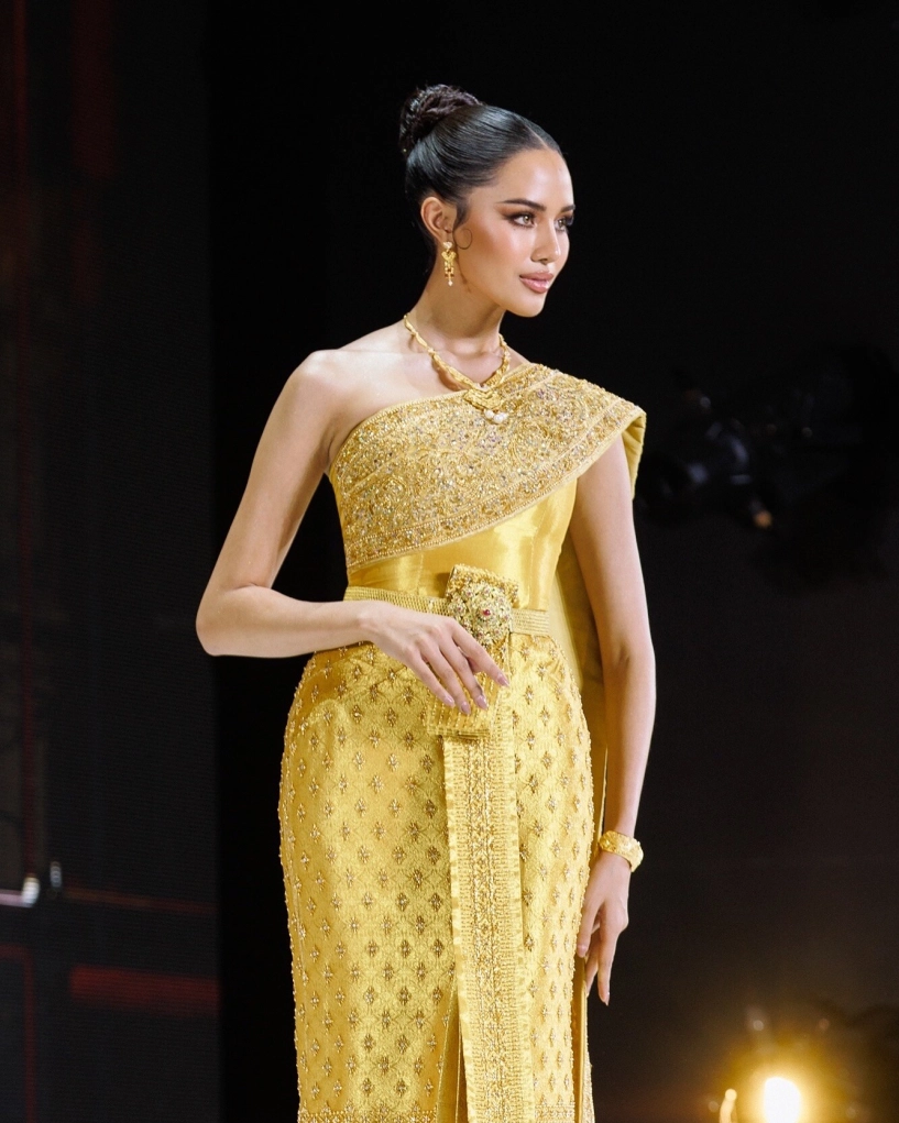 Phong cách thời trang kín cổng cao tường của cô gái sau 1 đêm kiếm được hơn 156 tỷ đồng - 3