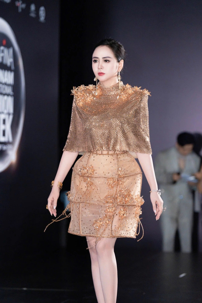 Phong cách thời trang tinh tế hút ánh nhìn của ntk thanh hương bùi - 2