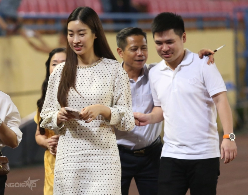phu nhân hào môn đỗ mỹ linh đặng thu thảo lăng xê mốt chấm bi - 1