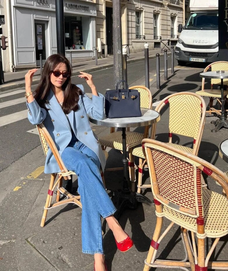 Phụ nữ 40 đi giày gì với quần jeans bó để vừa cao vừa gầy 4 mẫu giày chân ái giúp chị em như trẻ ra 10 tuổi - 6