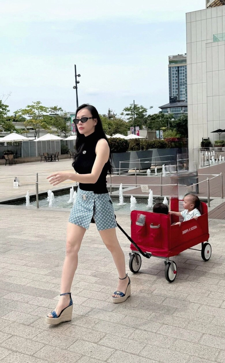 Phương oanh tự nhận body cong ngược đằng trước đi bơi diện đồ kín đáo tinh tế hơn xưa - 1