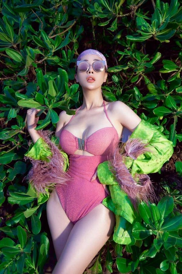 Phương oanh tự nhận body cong ngược đằng trước đi bơi diện đồ kín đáo tinh tế hơn xưa - 4