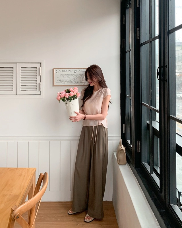 Quần ống rộng màu này trẻ hơn quần đen sang hơn quần trắng và ai cũng có thể mặc đẹp - 3