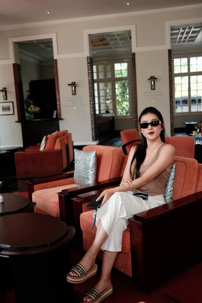 quốc bảo nhan sắc việt nổi danh gợi cảm lúc lên truyền hình không dám mặc hở dù chỉ 1 lần - 10