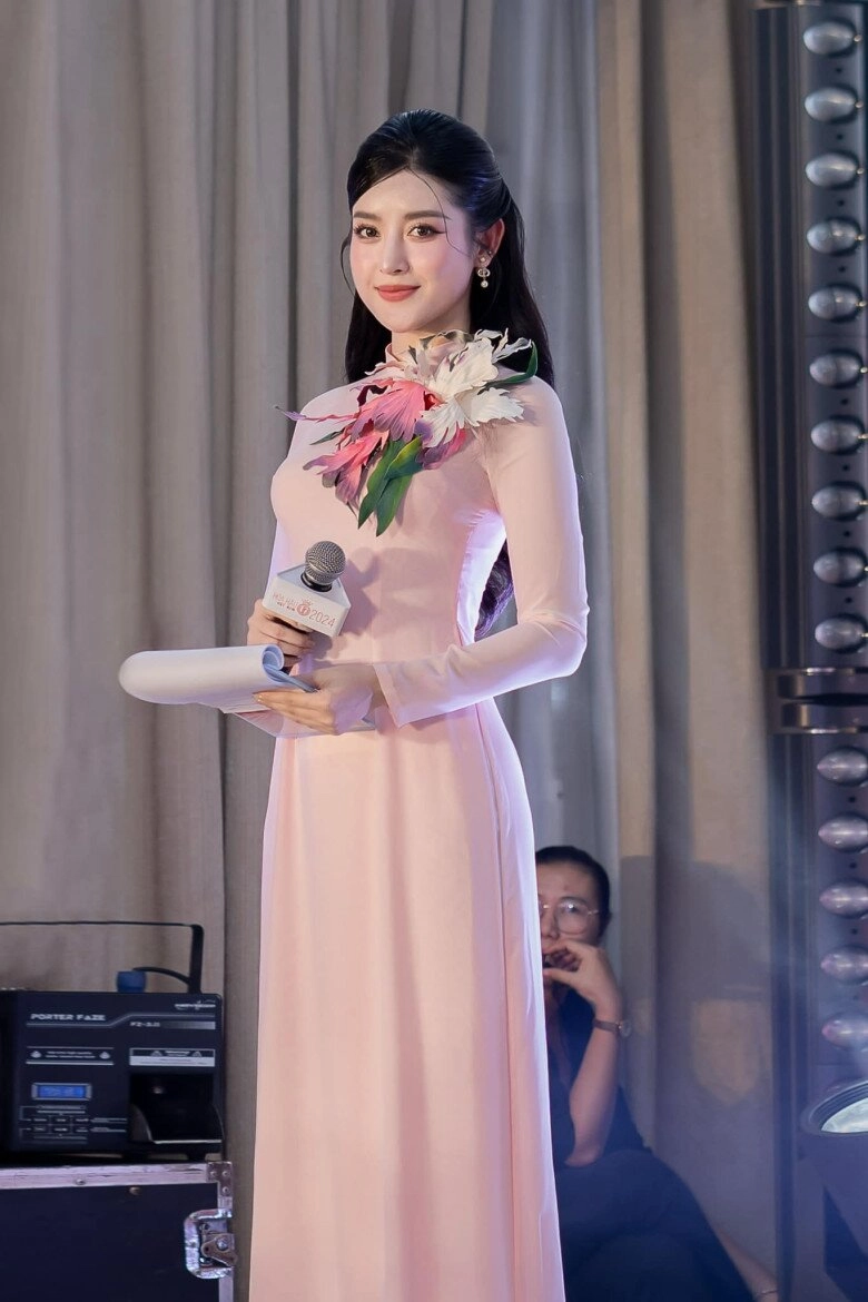 quốc bảo nhan sắc việt nổi danh gợi cảm lúc lên truyền hình không dám mặc hở dù chỉ 1 lần - 12