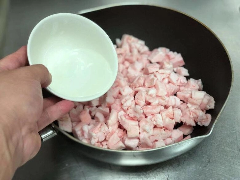 Rán mỡ lợn đừng cho luôn vào chảo thêm bước nữa mỡ vừa trắng lại thơm lừng để lâu không hỏng - 2