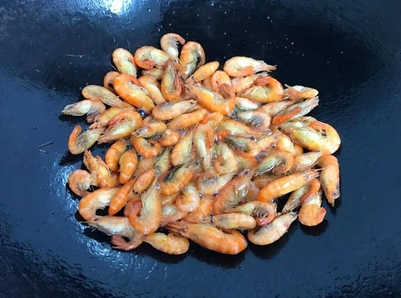 Rang tôm nhớ đừng cho 2 thứ này vào ngay từ đầu tôm săn chắc thịt ngọt màu lên đỏ đẹp như mơ - 2