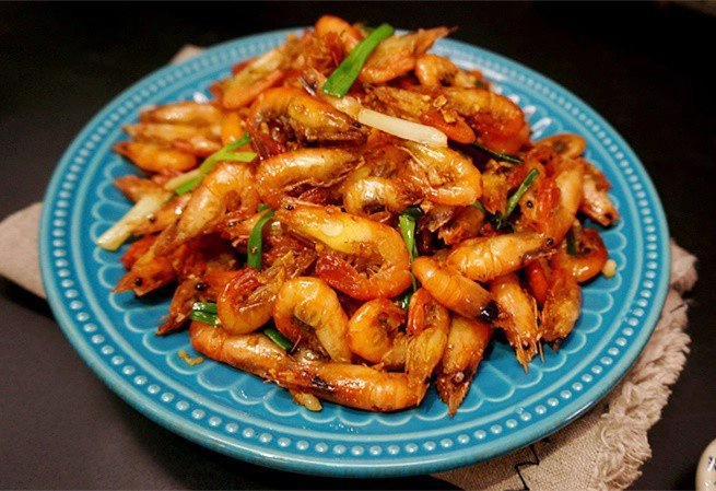 Rang tôm nhớ đừng cho 2 thứ này vào ngay từ đầu tôm săn chắc thịt ngọt màu lên đỏ đẹp như mơ - 3