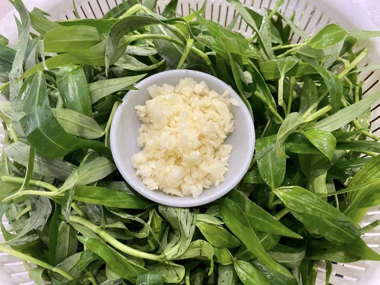 Rau dại mọc bờ mọc bụi nay thành đặc sản có tiền chưa chắc đã mua được đem xào tỏi được món cực ngon - 2