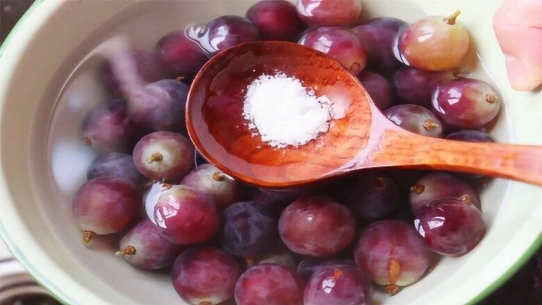 Rửa nho chỉ với nước không chẳng khác gì ăn trứng côn trùng thêm thứ này quả nào cũng sạch ăn cả vỏ cũng chẳng lo - 3