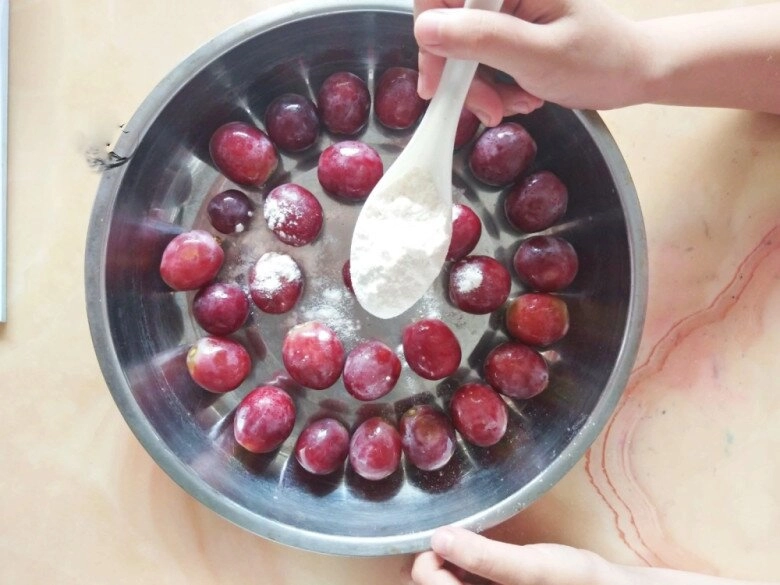 Rửa nho chỉ với nước không chẳng khác gì ăn trứng côn trùng thêm thứ này quả nào cũng sạch ăn cả vỏ cũng chẳng lo - 4