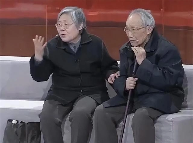 Sau lễ tốt nghiệp con trai gửi thư từ mặt rồi biệt tích khiến vợ chồng giáo sư bật khóc hối hận vì dạy con sai cách - 1