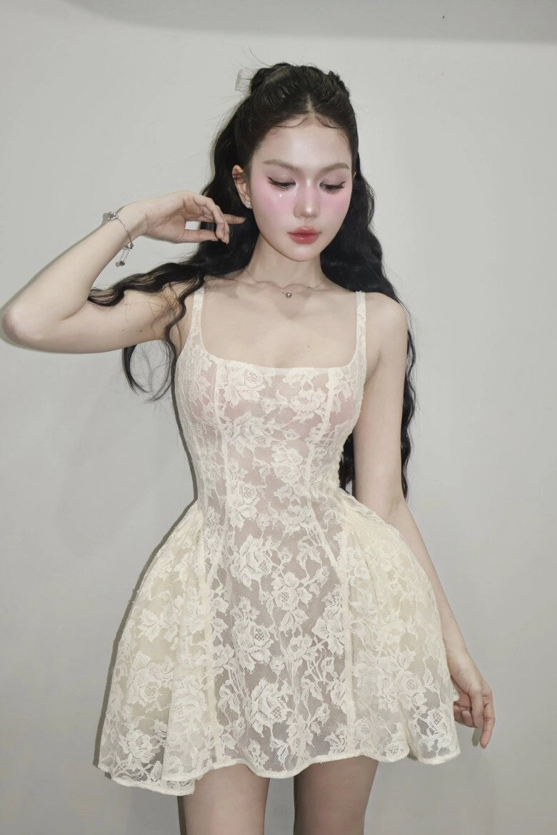 Sau nữ hoàng nội y ngọc trinh xứng danh bà hoàng miếng dán ngực vbiz - 2