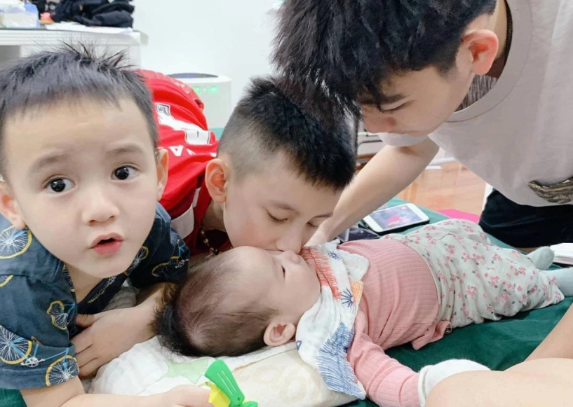 Sinh 5 con vợ chồng hà nội xoay như chong chóng đứng hình vì một câu của con - 3