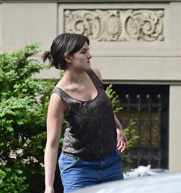 Suri cruise về nghỉ hè tự tay dọn dẹp nhà cửa - 2