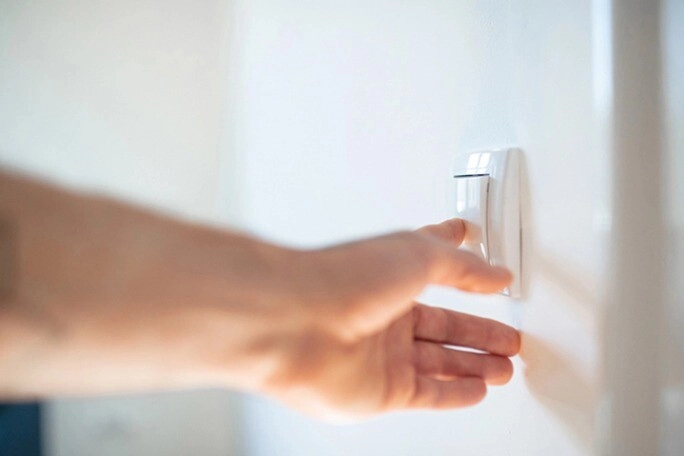 Tại sao không nên bật đèn lên ngay sau khi nhận phòng khách sạn lý do ai cũng nên biết - 1