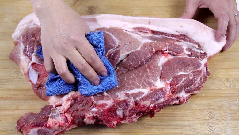 Tại sao một số người bán hàng lại dùng khăn để lau thịt hóa ra nguyên nhân là đây - 1