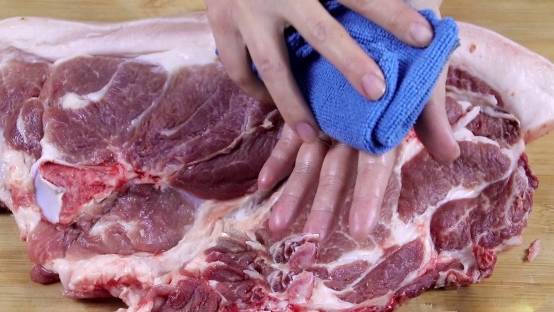 Tại sao một số người bán hàng lại dùng khăn để lau thịt hóa ra nguyên nhân là đây - 2