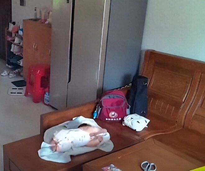 Tăng ca mẹ gửi con 3 tháng tuổi cho bà chăm lúc kiểm tra camera thấy cảnh tượng hãi hùng ở phòng khách - 1