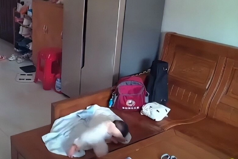 Tăng ca mẹ gửi con 3 tháng tuổi cho bà chăm lúc kiểm tra camera thấy cảnh tượng hãi hùng ở phòng khách - 2