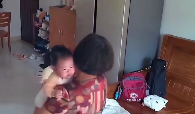 Tăng ca mẹ gửi con 3 tháng tuổi cho bà chăm lúc kiểm tra camera thấy cảnh tượng hãi hùng ở phòng khách - 3