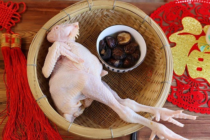 Thả con gà vào nồi cơm điện 1 tiếng sau được món ngon hương vị ăn đứt ngoài hàng - 1
