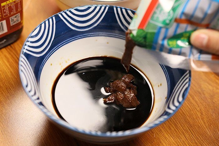 Thả con gà vào nồi cơm điện 1 tiếng sau được món ngon hương vị ăn đứt ngoài hàng - 3