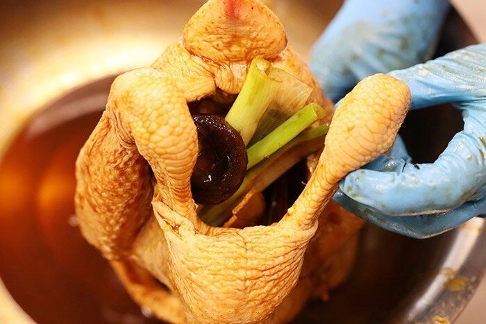 Thả con gà vào nồi cơm điện 1 tiếng sau được món ngon hương vị ăn đứt ngoài hàng - 4