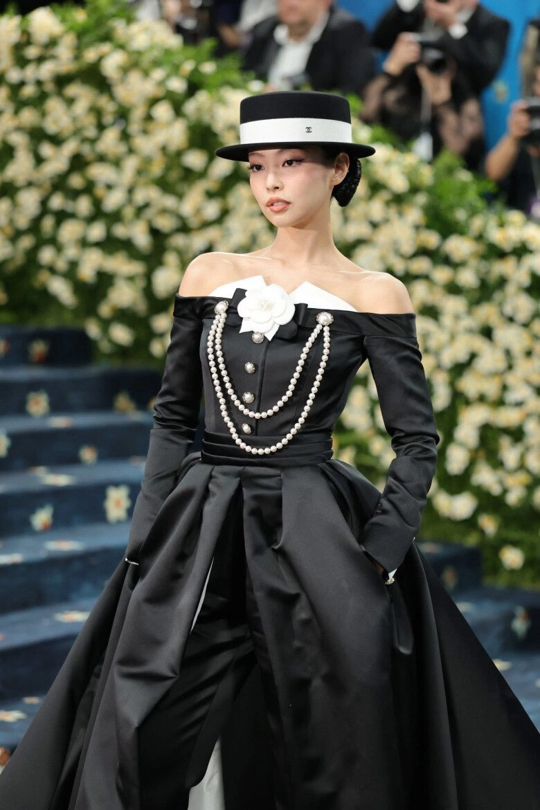 Thảm đỏ met gala 2025 jennie blackpink điện ảnh tuyệt đối lisa blackpink mặc quần nội y khoe cặp kiếm nhật - 2
