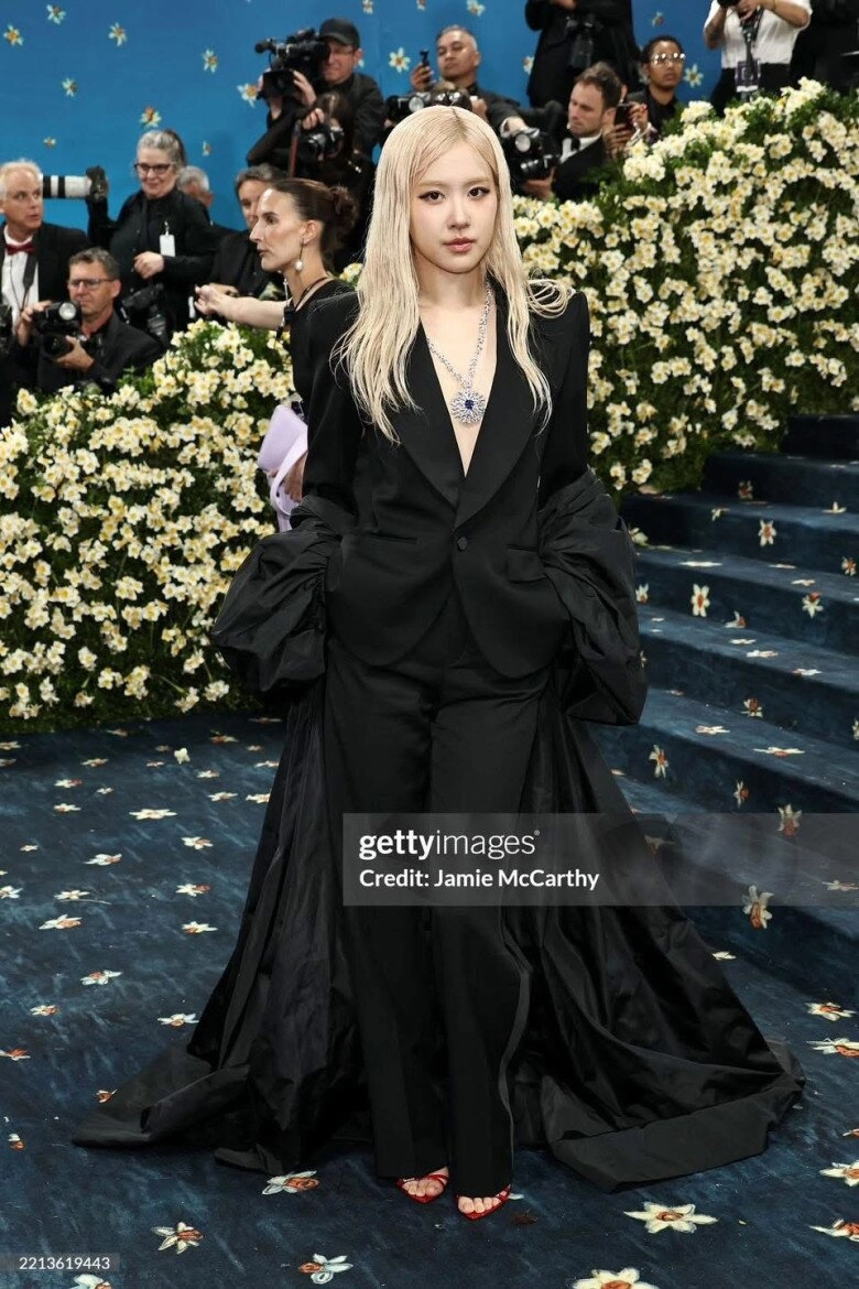 Thảm đỏ met gala 2025 jennie blackpink điện ảnh tuyệt đối lisa blackpink mặc quần nội y khoe cặp kiếm nhật - 6