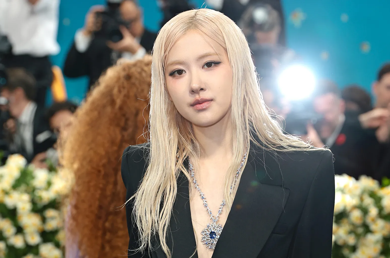 Thảm đỏ met gala 2025 jennie blackpink điện ảnh tuyệt đối lisa blackpink mặc quần nội y khoe cặp kiếm nhật - 7
