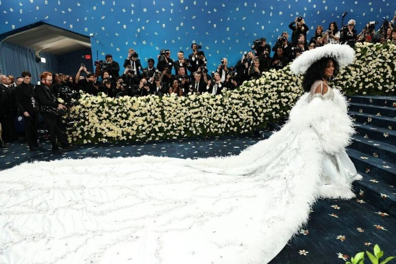 Thảm đỏ met gala 2025 jennie blackpink điện ảnh tuyệt đối lisa blackpink mặc quần nội y khoe cặp kiếm nhật - 11