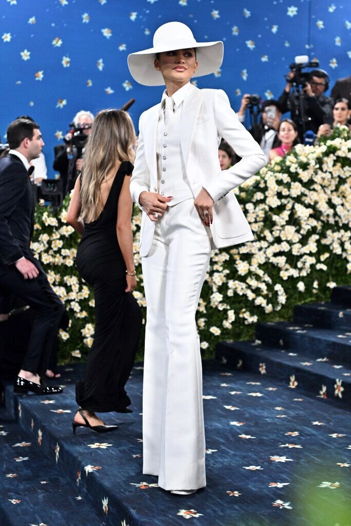 Thảm đỏ met gala 2025 jennie blackpink điện ảnh tuyệt đối lisa blackpink mặc quần nội y khoe cặp kiếm nhật - 13