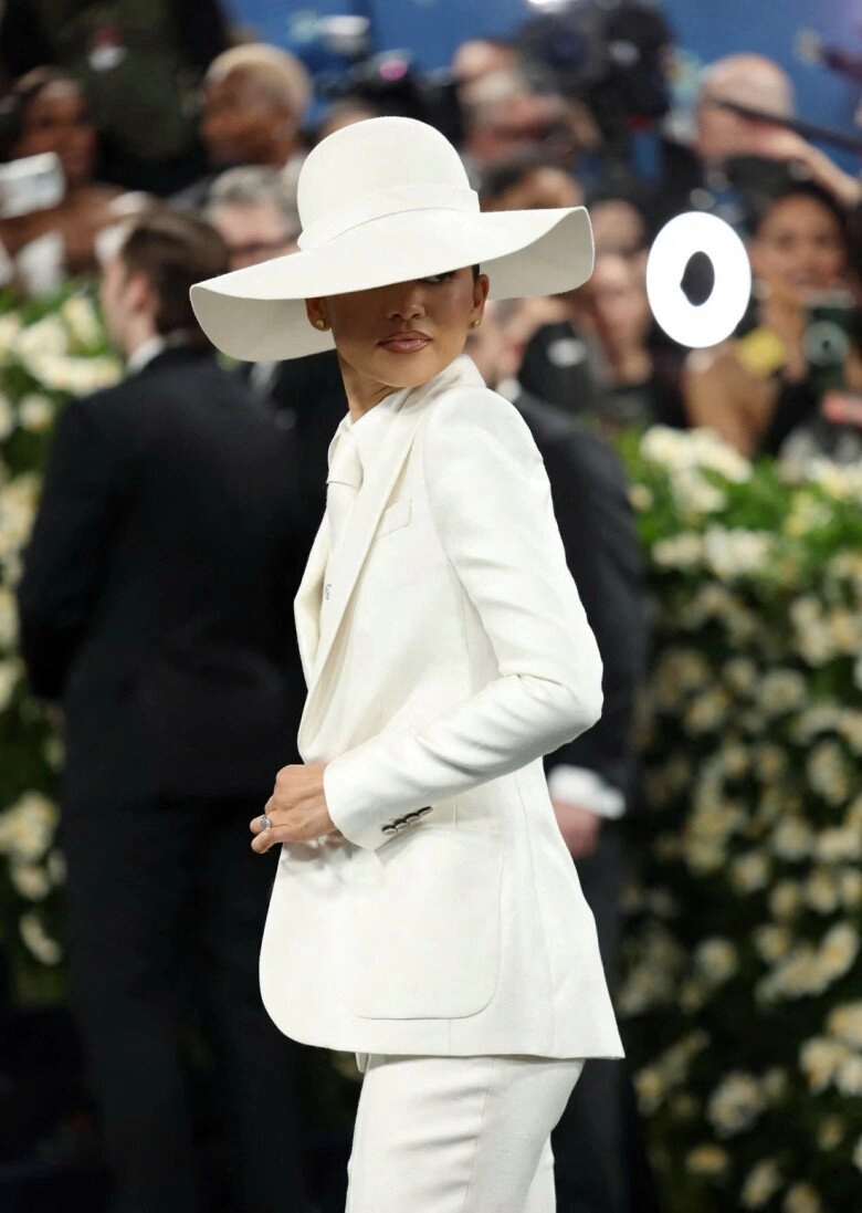Thảm đỏ met gala 2025 jennie blackpink điện ảnh tuyệt đối lisa blackpink mặc quần nội y khoe cặp kiếm nhật - 14