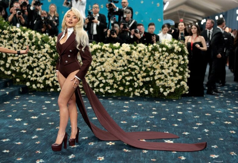 Thảm đỏ met gala 2025 jennie blackpink điện ảnh tuyệt đối lisa blackpink mặc quần nội y khoe cặp kiếm nhật - 16