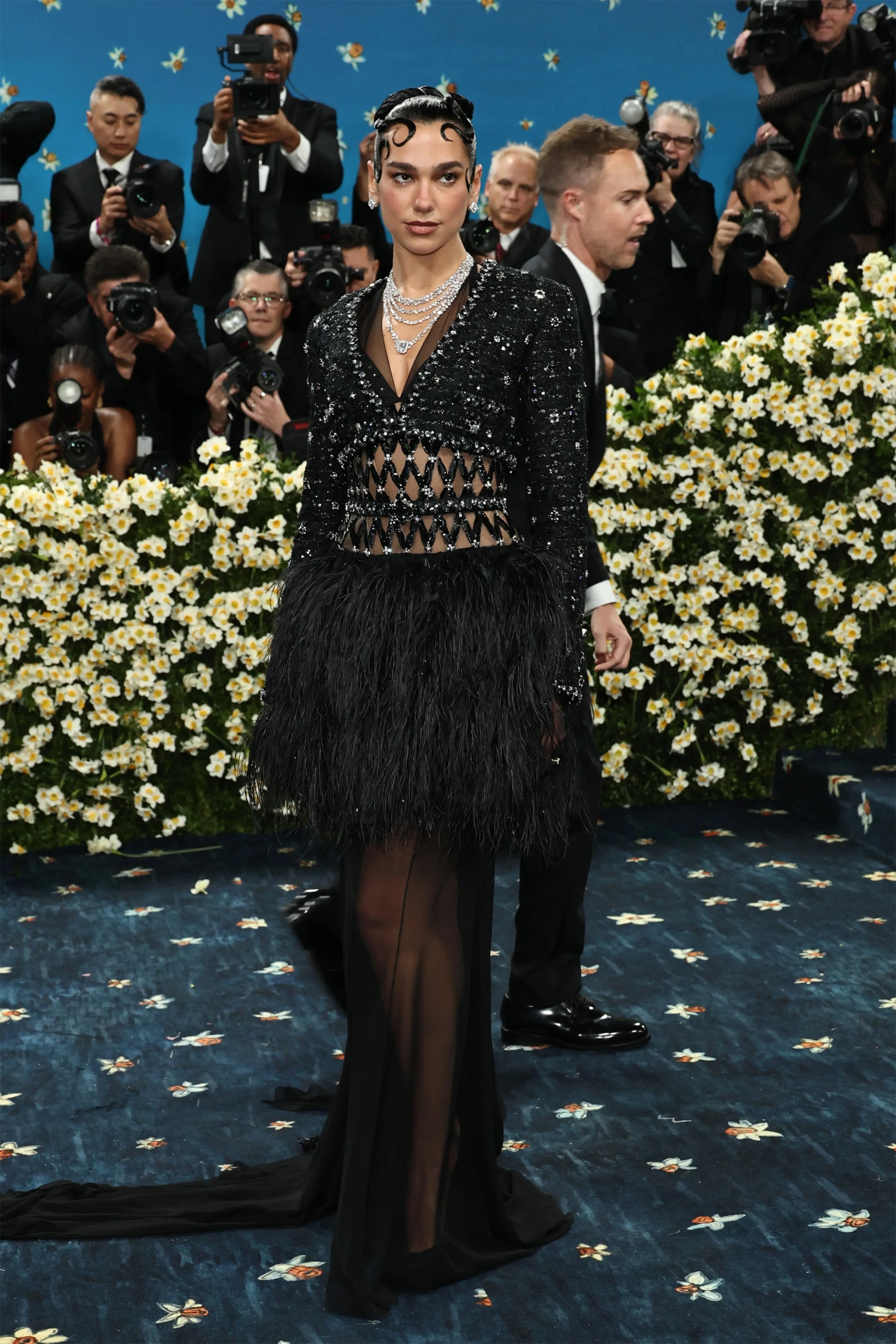 Thảm đỏ met gala 2025 jennie blackpink điện ảnh tuyệt đối lisa blackpink mặc quần nội y khoe cặp kiếm nhật - 17