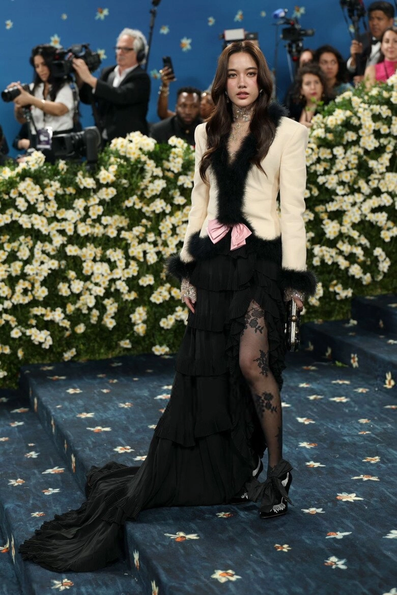 Thảm đỏ met gala 2025 jennie blackpink điện ảnh tuyệt đối lisa blackpink mặc quần nội y khoe cặp kiếm nhật - 18