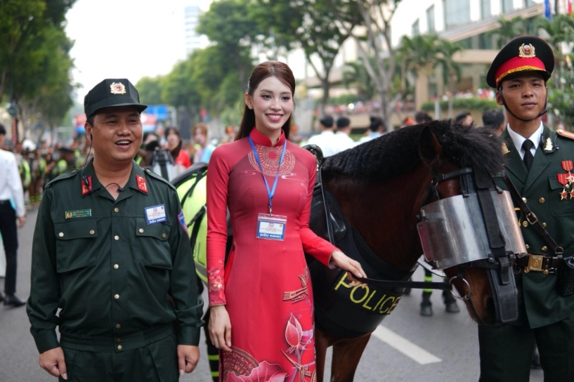 Tham dự đại lễ 50 năm giải phóng miền nam dàn hoa hậu có mặt từ 4 giờ sáng - 4