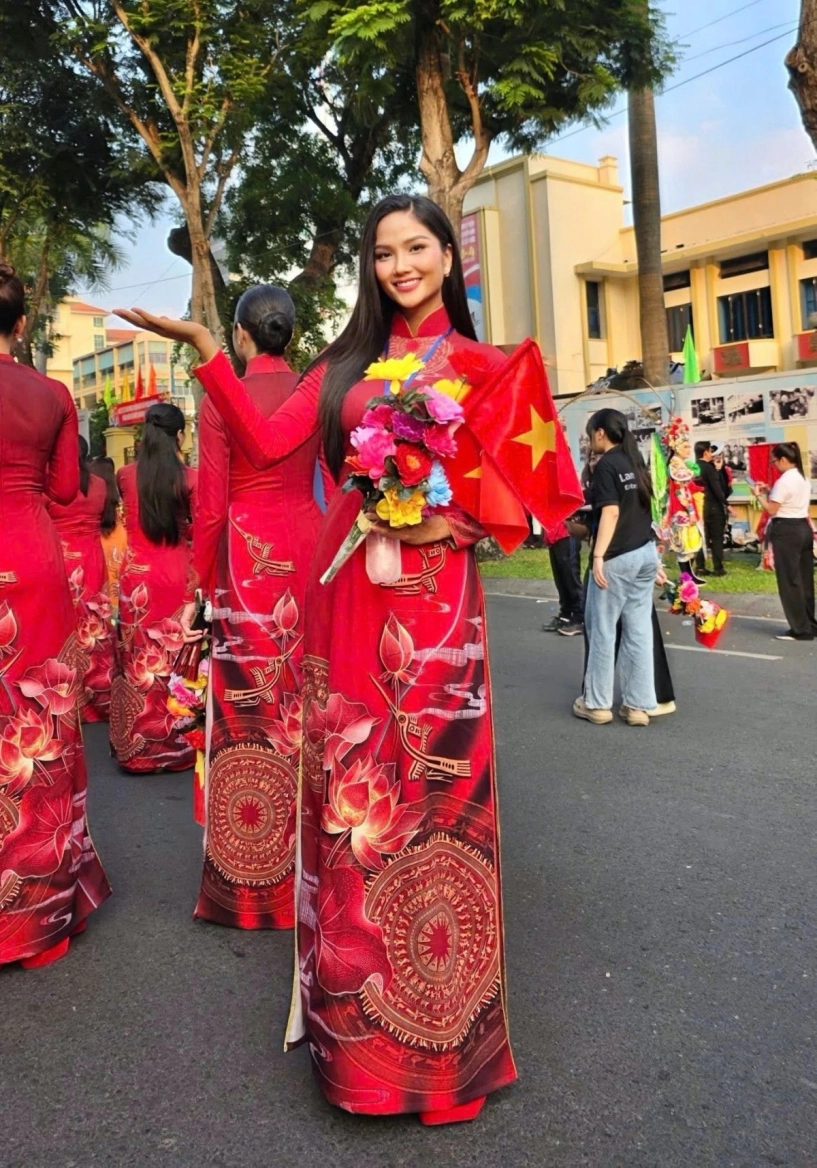 Tham dự đại lễ 50 năm giải phóng miền nam dàn hoa hậu có mặt từ 4 giờ sáng - 12