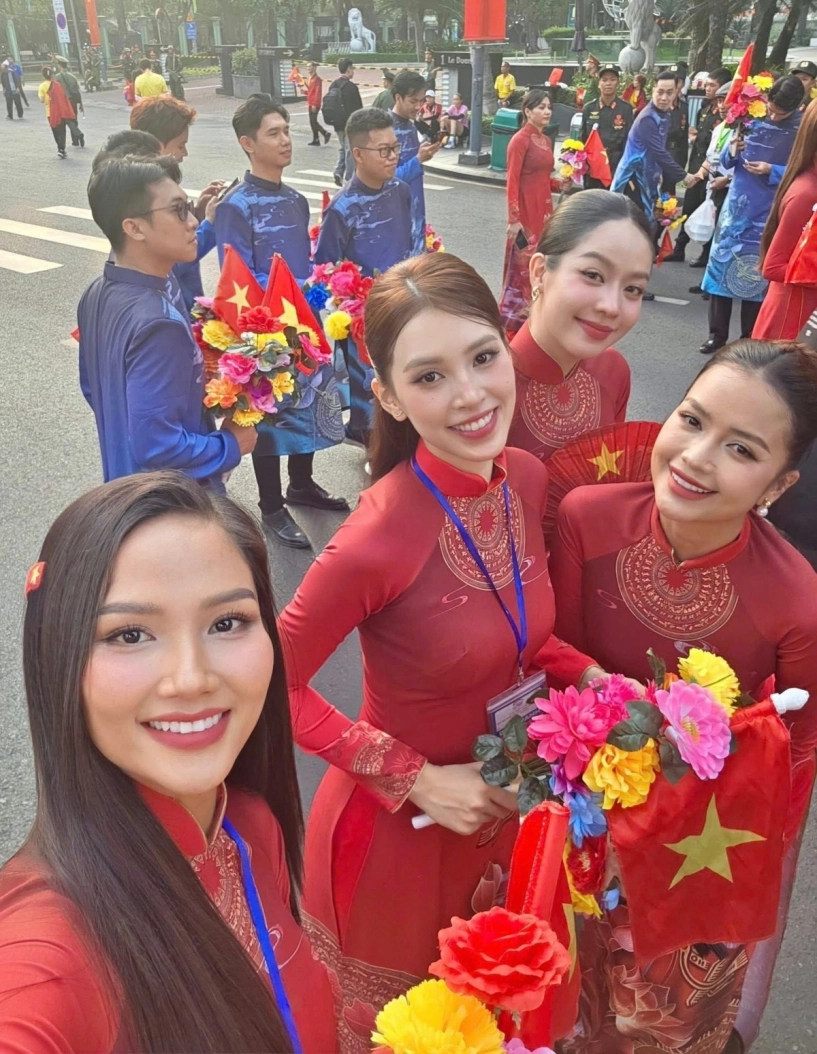 Tham dự đại lễ 50 năm giải phóng miền nam dàn hoa hậu có mặt từ 4 giờ sáng - 13