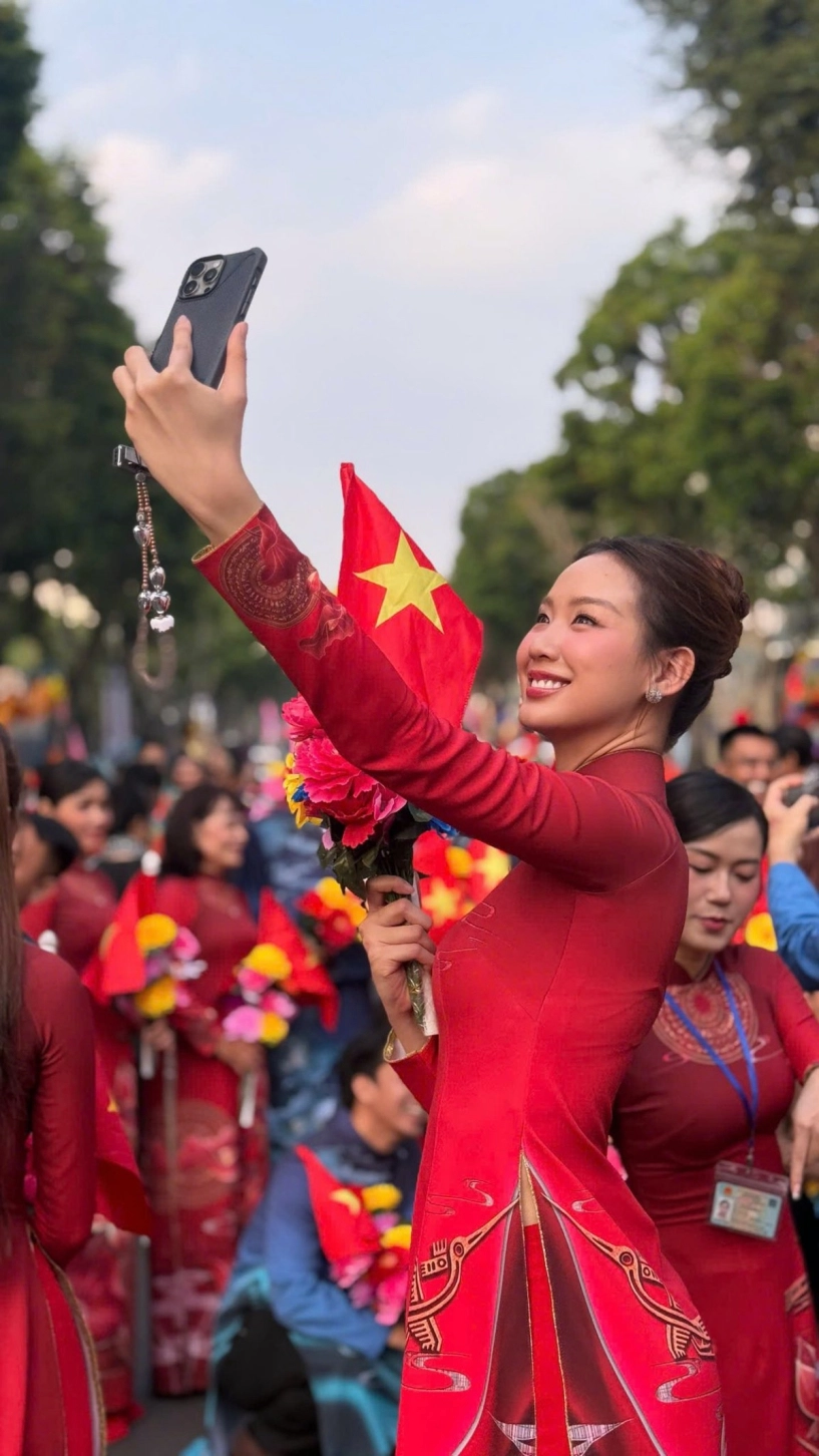 Tham dự đại lễ 50 năm giải phóng miền nam dàn hoa hậu có mặt từ 4 giờ sáng - 18