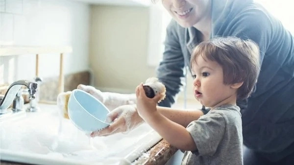 Thanh niên 23 tuổi chết đói trong nhà cái kết ám ảnh của chàng trai không biết nấu cơm 8 tuổi vẫn được cha mẹ bế vì sợ ngã - 2
