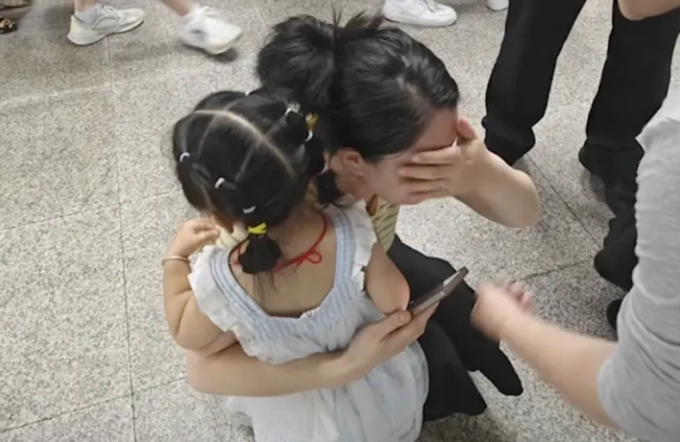 Thấy bé gái trên mạng giống hệt con mình người mẹ đòi xét nghiệm adn và cái kết đau lòng - 2