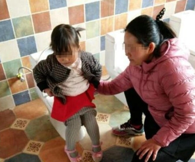 Thay đồ cho con gái 3 tuổi nhìn thấy thứ rơi ra từ quần của bé mẹ òa khóc hiểu lý do - 1