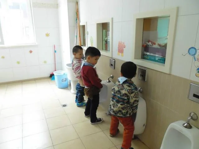 Thay đồ cho con gái 3 tuổi nhìn thấy thứ rơi ra từ quần của bé mẹ òa khóc hiểu lý do - 2