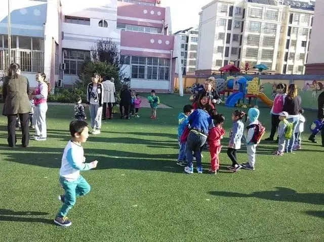 Thay đồ cho con gái 3 tuổi nhìn thấy thứ rơi ra từ quần của bé mẹ òa khóc hiểu lý do - 3