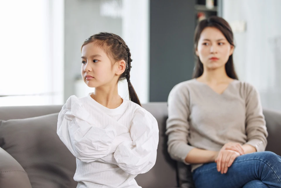 Thấy người lạ nhắn tin cho con gái 9 tuổi mẹ âm thầm báo cảnh sát rồi chết lặng khi nghe đứa trẻ khai nhận - 3