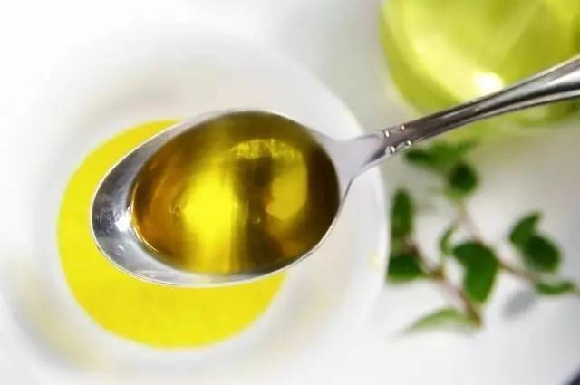 Thêm thứ này vào chậu hoa cây phát triển tươi tốt lá vàng sẽ chuyển sang màu xanh sau 3 ngày - 4