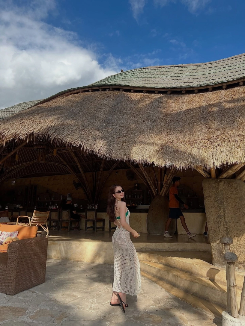 Thiều bảo trang diện bikini với váy lưới khoe dáng ở bali - 1